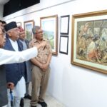 प्रधानमन्त्रीले गरे चित्रकार शर्माको प्रदर्शनी अवलोकन